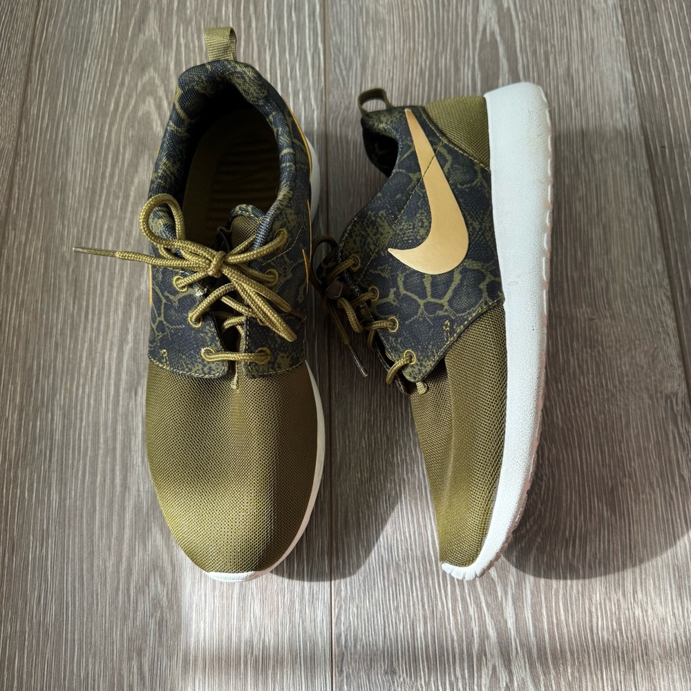Nike Roshe olive green gold printed Sneakers - Picture 4 of 14